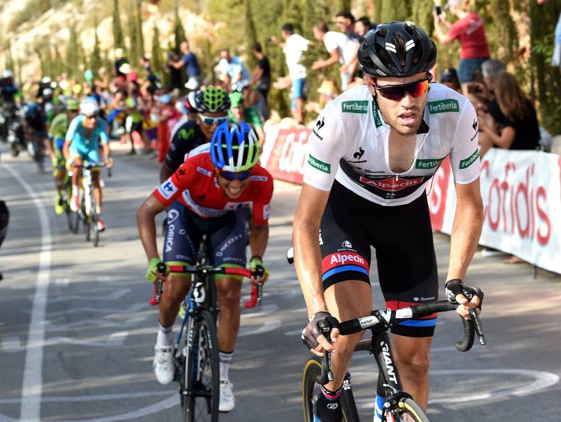 Tom Dumoulin attacca sulla salita finale della nona tappa della Vuelta, Torrevieja-Cumbre del Sol Benitatxell di 168,3 km. Bettini